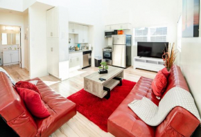 Modern Three Bedroom Loft with 3 Levels sleep 10 ppl in Hollywood